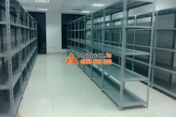 Kệ để hàng quần áo trong kho tại Hà Nội